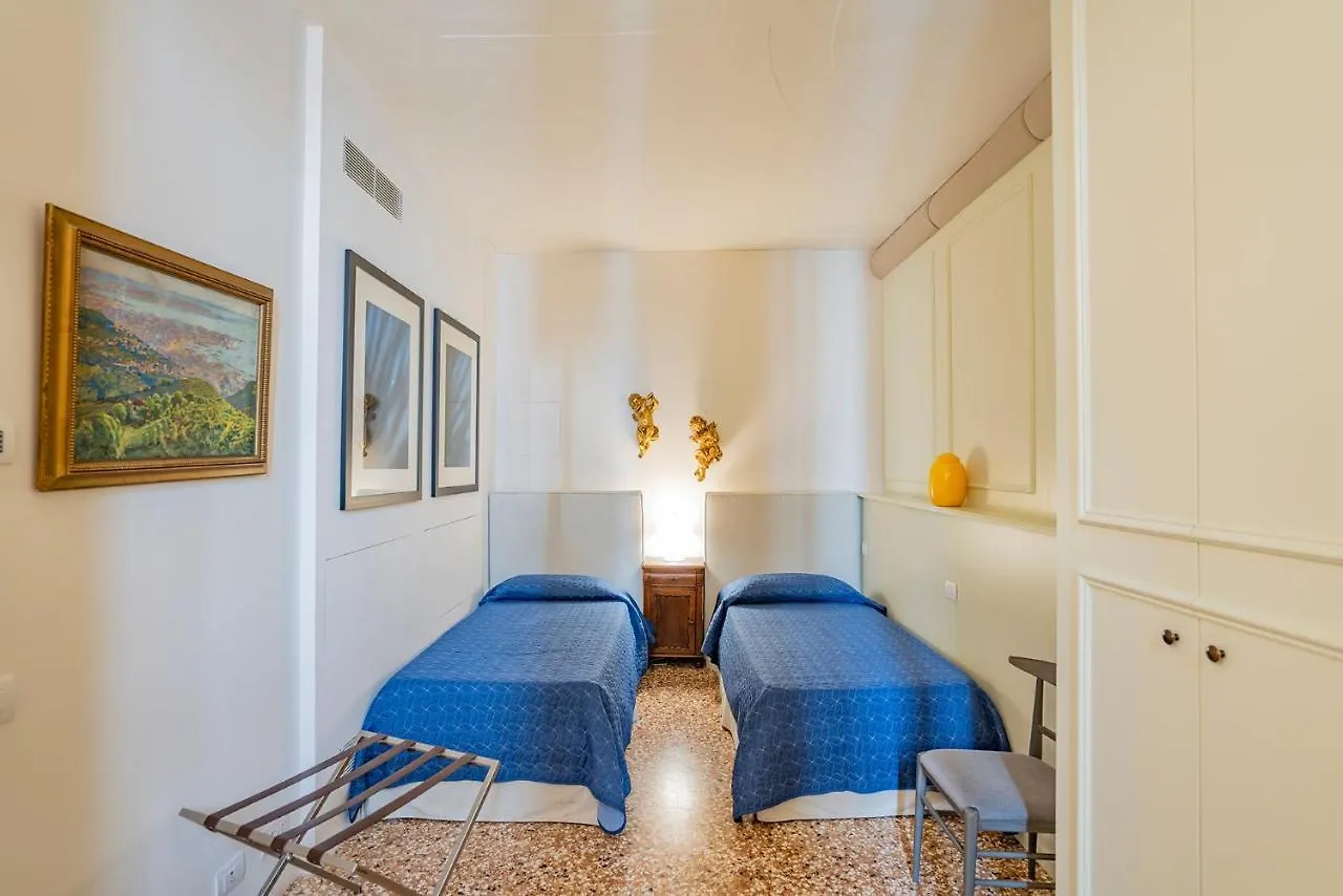 Sartor Apartment With Canal View And Private Court Benátky