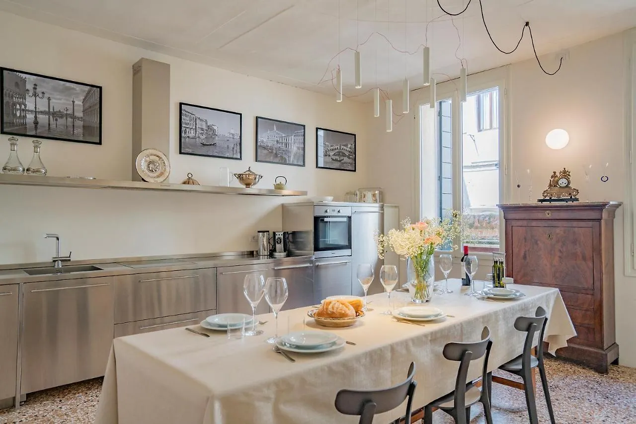 Sartor Apartment With Canal View And Private Court Benátky 0*,