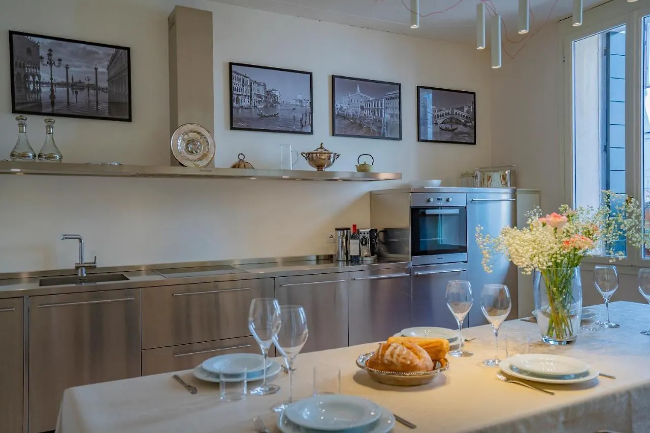 Sartor Apartment With Canal View And Private Court Benátky