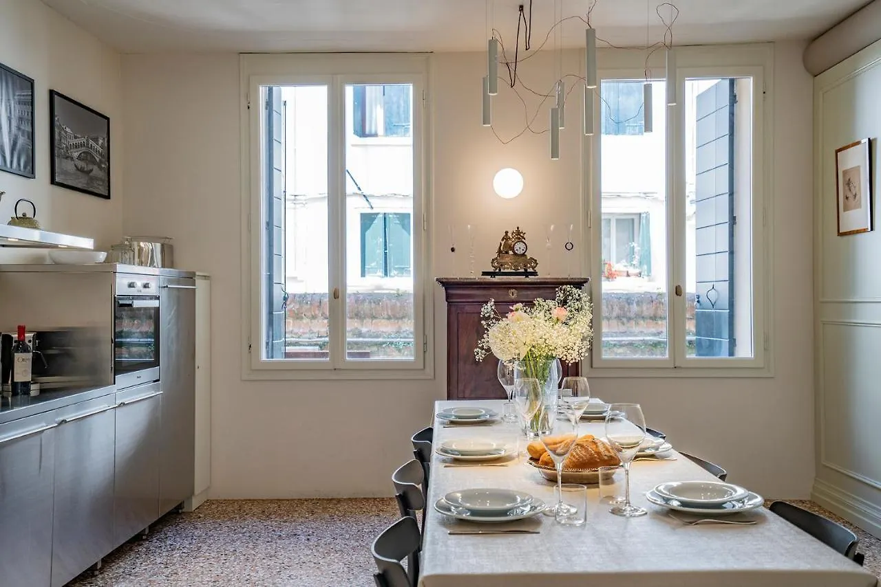 Sartor Apartment With Canal View And Private Court Benátky
