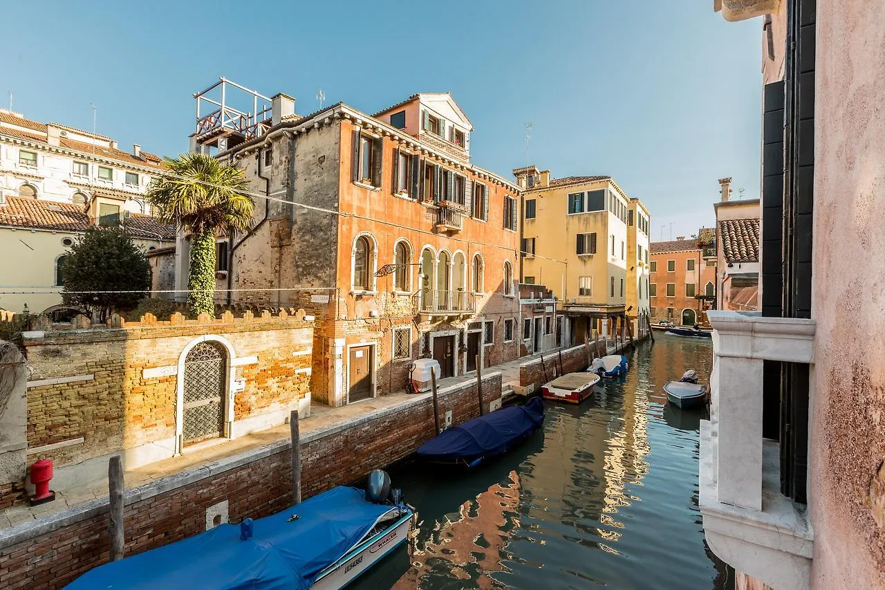 Sartor Apartment With Canal View And Private Court location